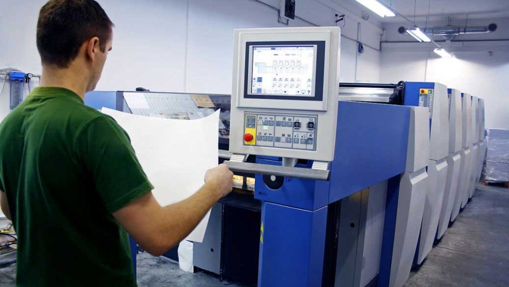Engineer corrects parameter error in CNC lathe machining